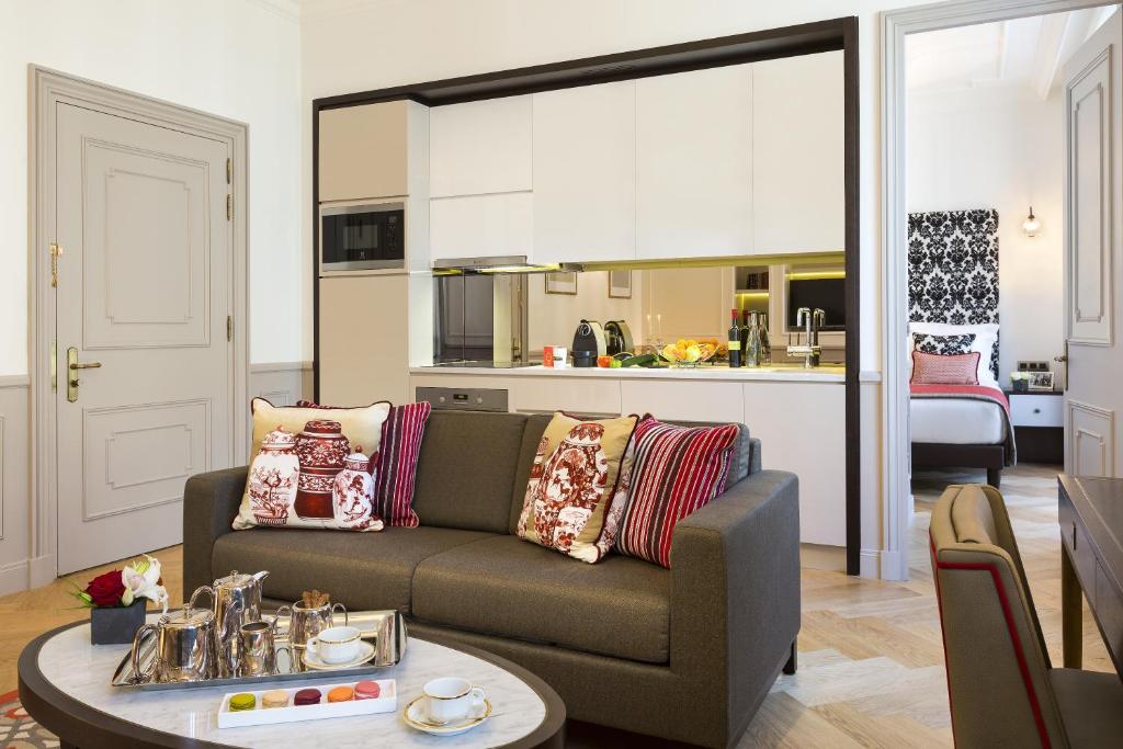 Spacious room and room amenities in La Clef Tour Eiffel Paris by The Crest Collection