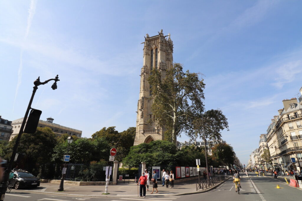 La tour Saint Jacques and street view in Paris, France