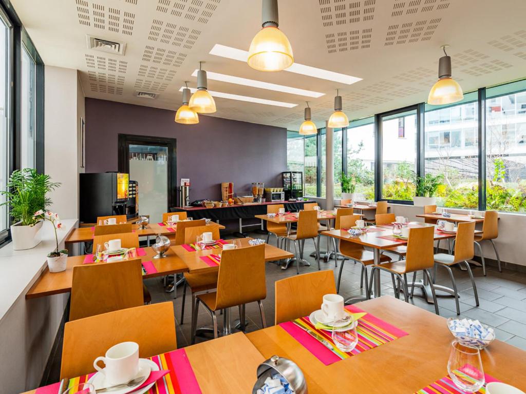 Lagrange Apart'Hôtel Paris-Boulogne provides a comprehensive array of amenities for guests, including a fitness center for active pursuits, a serene garden for relaxation, complimentary Wi-Fi, and attentive concierge services
