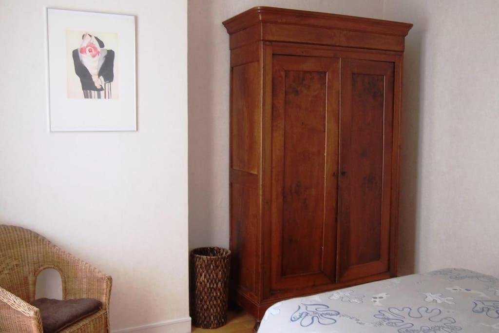 Le 105 bis Eiffel Cabinet and Amenity
