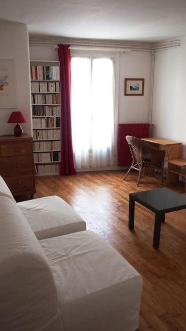 Le 105 bis Eiffel living room