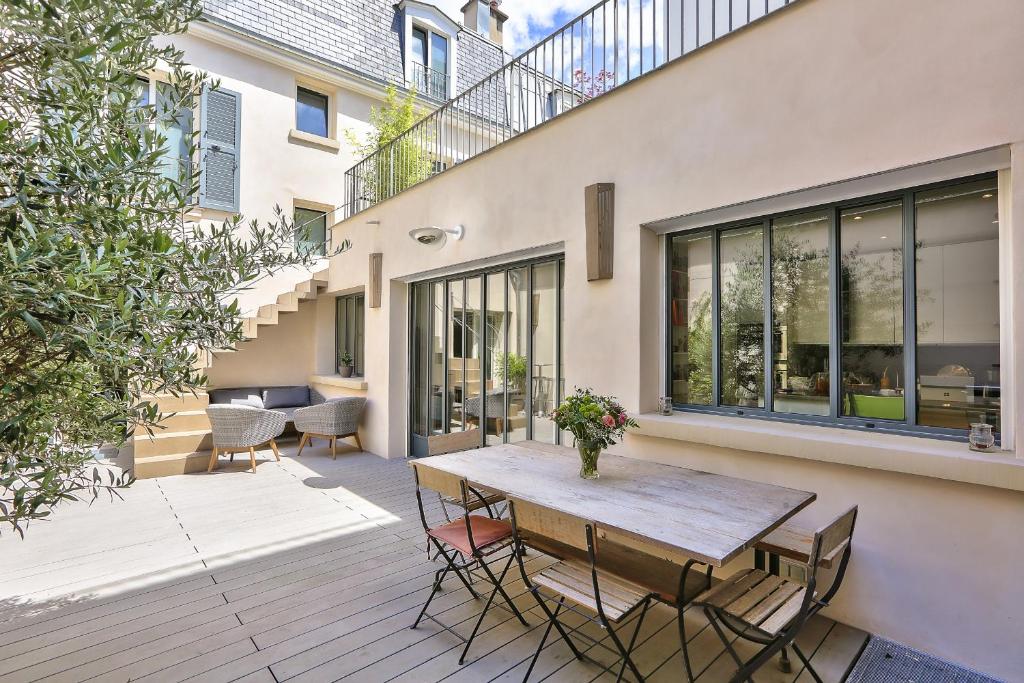 Outdoor space and patio in Le clos de l’olivier Paris
