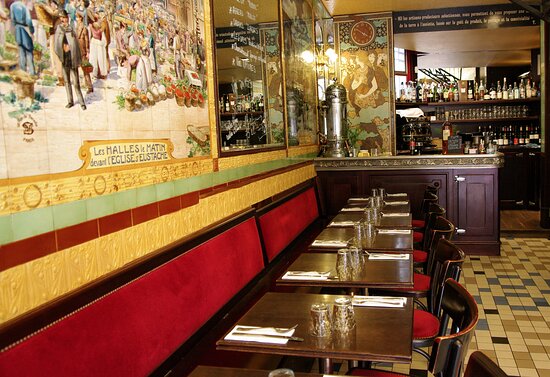 Le Cochon à l’Oreille, a charming Parisian restaurant, known for its traditional French cuisine and cozy ambiance.