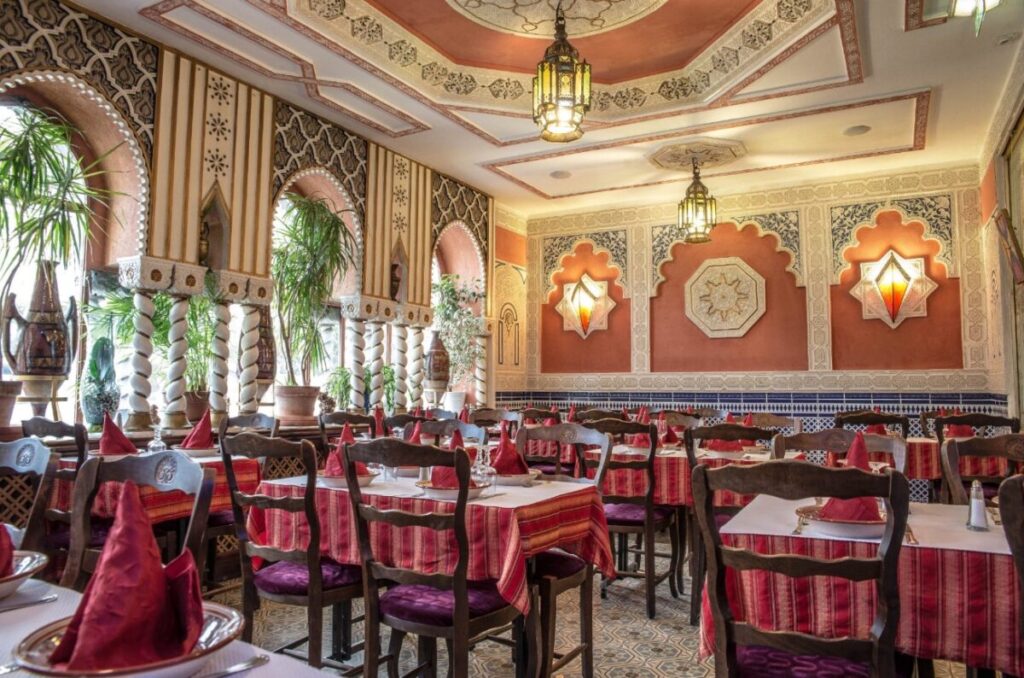 Tables and interior of Le Djurdjura