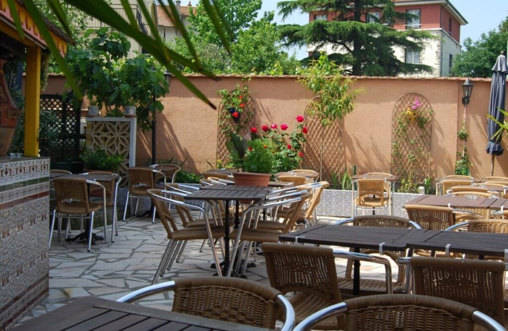 Tables and patio in Le Djurdjura