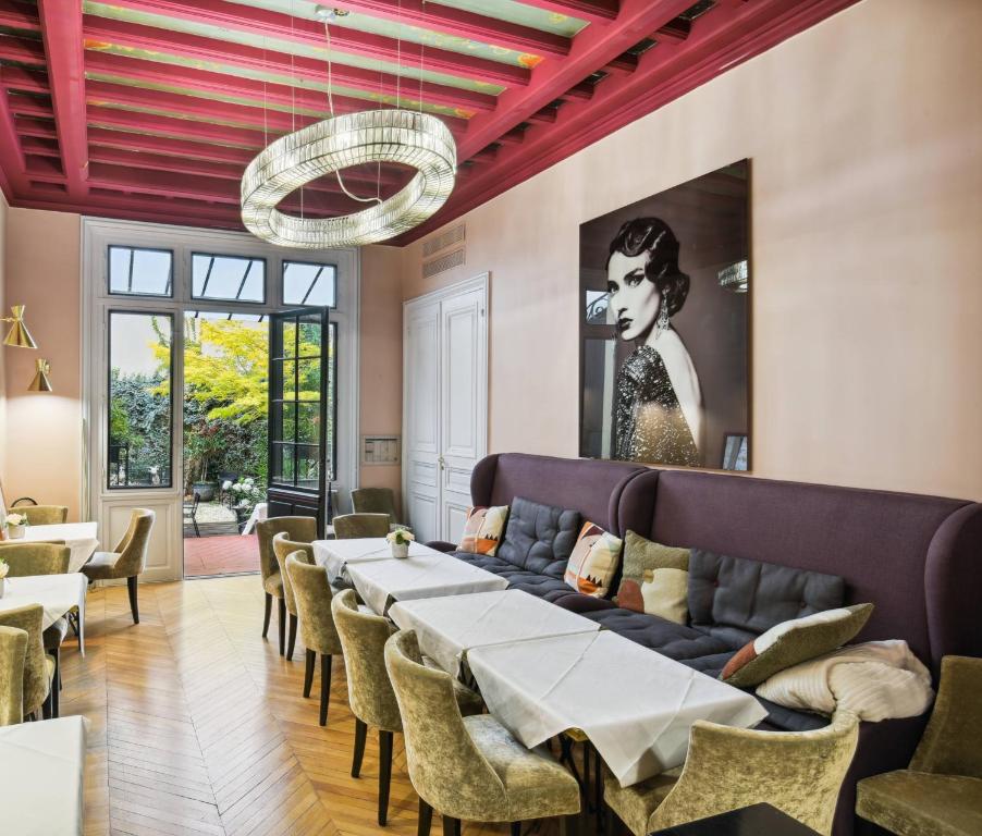 Le Paris Singulier pampers guests with an array of luxurious amenities, including a spa, gourmet dining, and personalized concierge services.