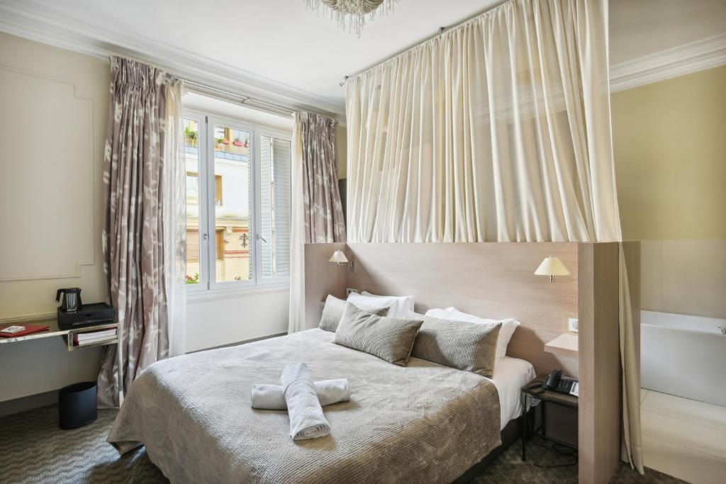 Le Paris Singulier's rooms blend contemporary comfort with Parisian charm, offering stylish decor, modern amenities, and a cozy ambiance.