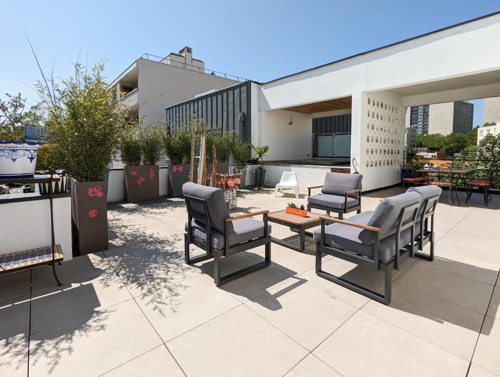 Chairs and outdoor space in Le Penthouse de Boulogne