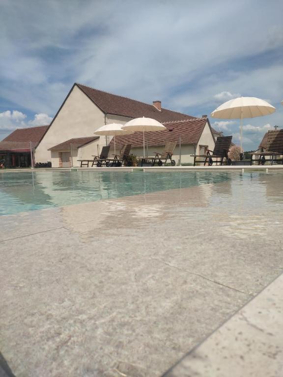 Le Prieuré de Boulogne Beautiful Amenities: Discover a realm of relaxation and indulgence with our array of beautiful amenities, including a tranquil spa, picturesque gardens, and charming lounges.
