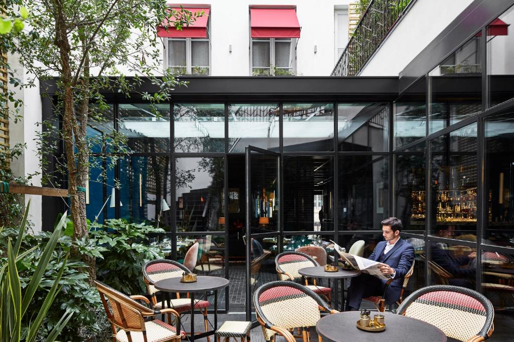 At Le Roch Hotel & Spa, guests can indulge in a sophisticated dining experience characterized by exquisite cuisine and elegant ambiance. The hotel's dining venue offers a blend of culinary delights and stylish surroundings, ensuring a memorable meal for every guest.