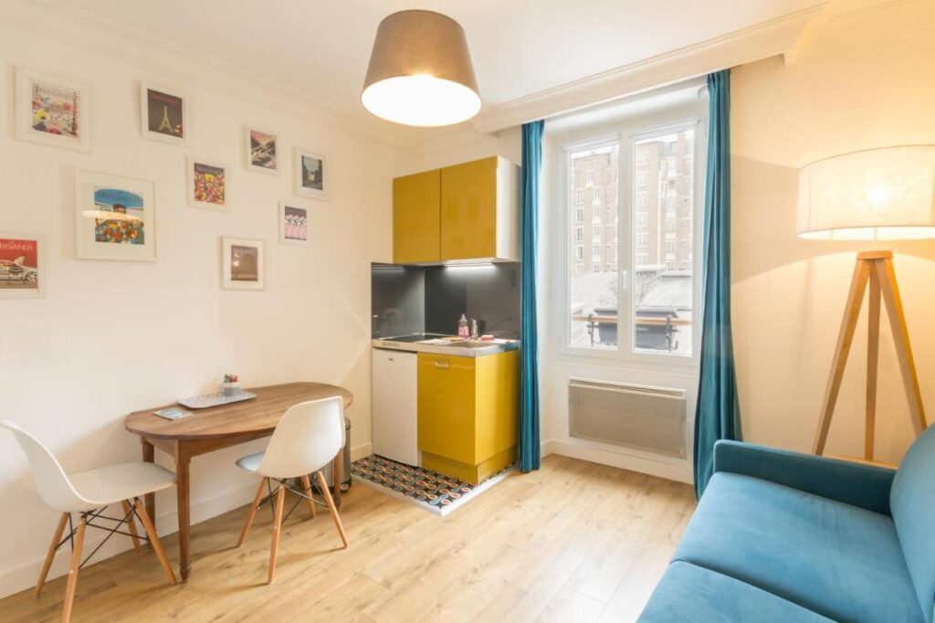 Spacious room and interior in Les Toits de Paris
