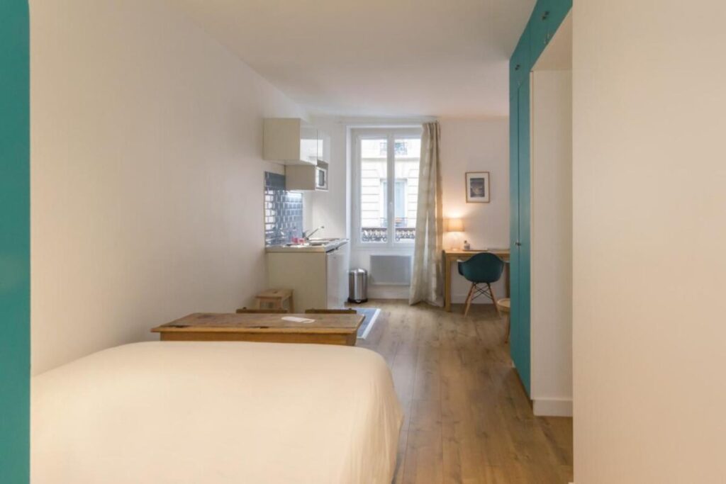 Spacious clean room in Les Toits de Paris