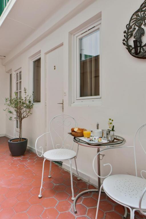 Outdoor seats and food in Louisa Hotel Paris