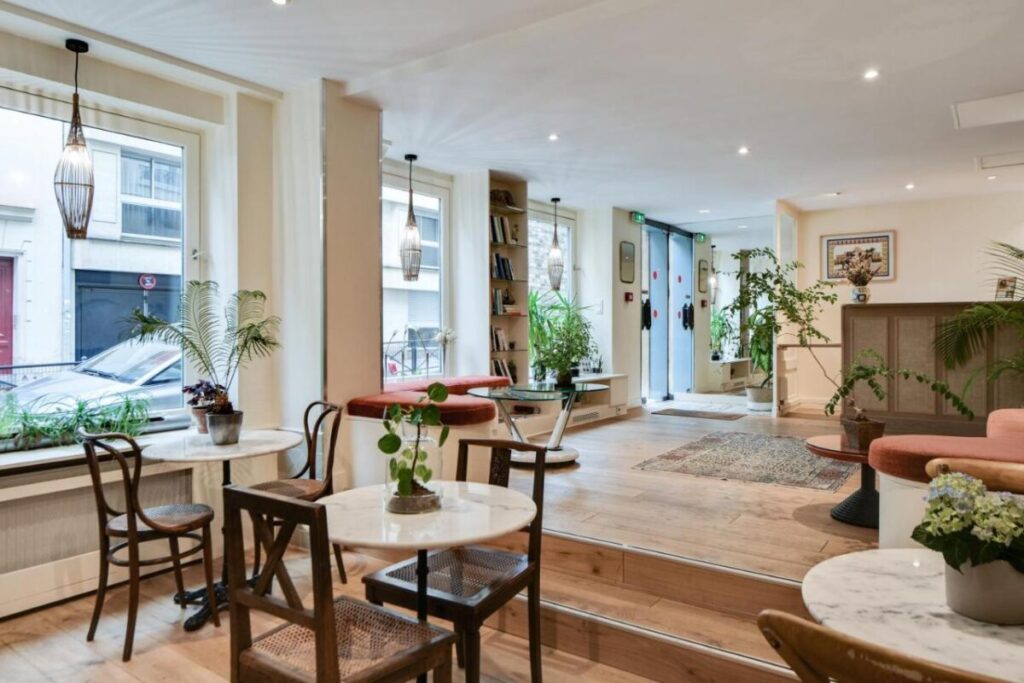 Lobby and dining space in Louisa Hotel Paris