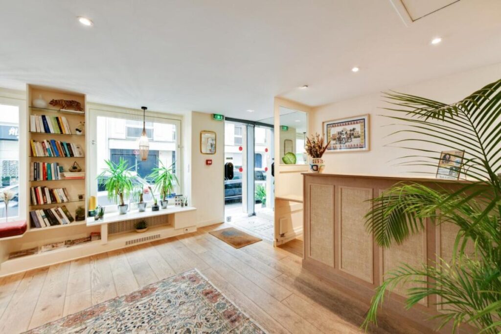 Reception and entrance door in Louisa Hotel Paris