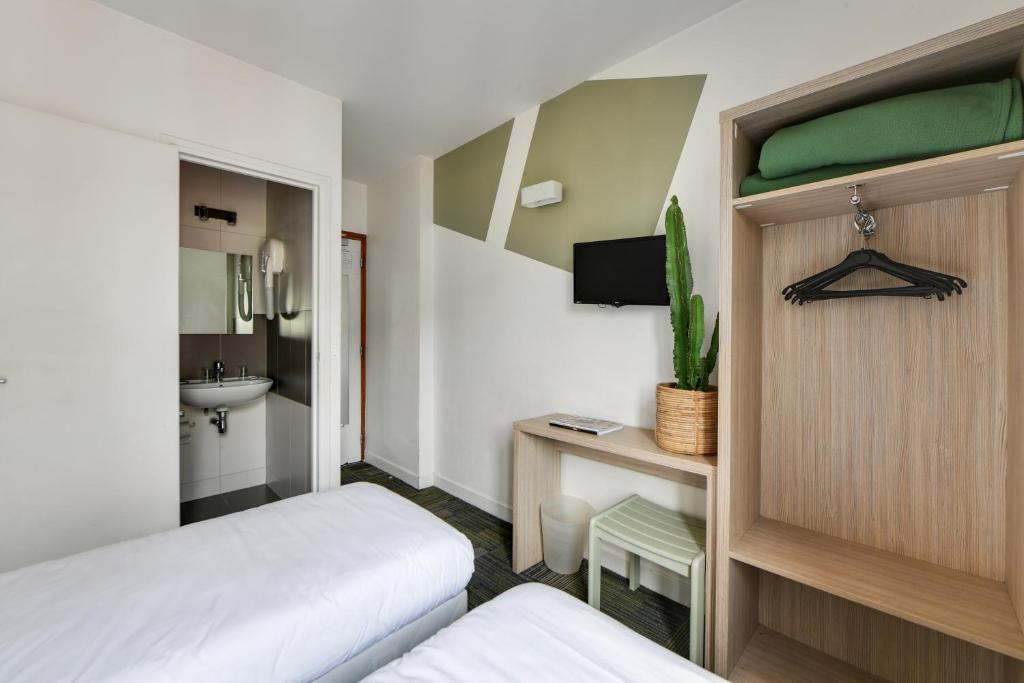 Bed and room amenities in Louisa Hotel Paris