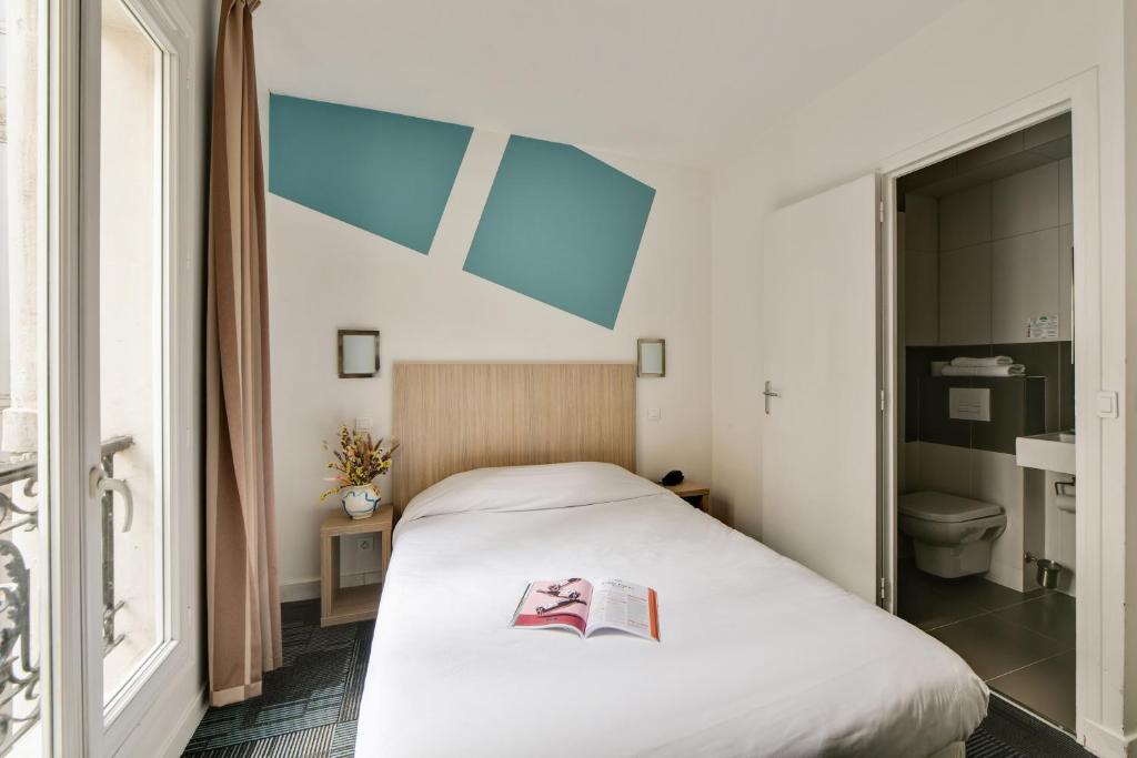 Room with Balcony in Louisa Hotel Paris