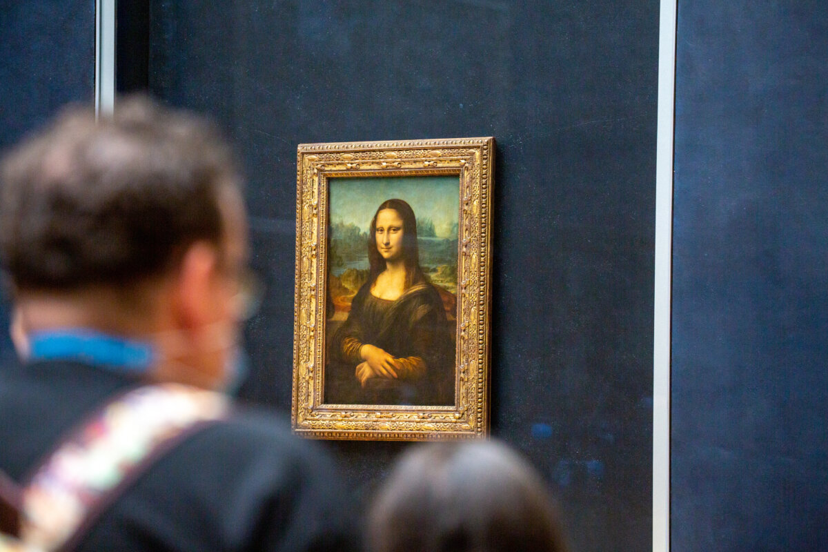 The Mona Lisa, a famous painting by Leonardo da Vinci, displayed in the Louvre Museum, features a woman with a serene expression.
