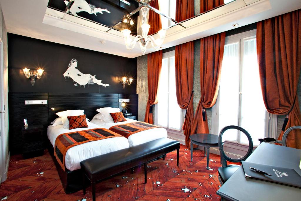 Bed and room interior in Maison Albar – Le Champs-Elysées