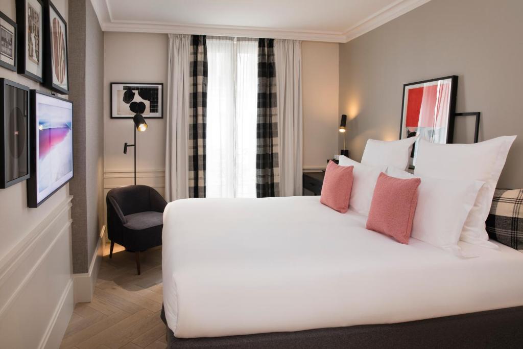 Bed and room interior in Maison ELLE Paris Etoile