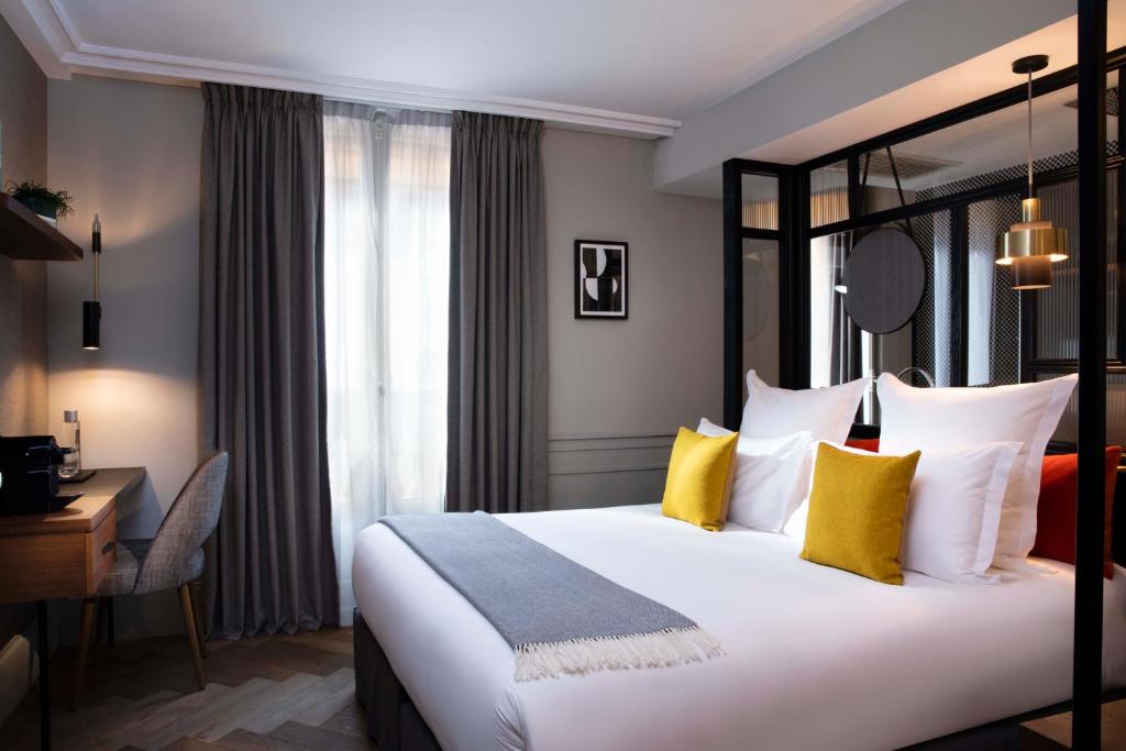 Bedroom in Maison ELLE Paris Etoile