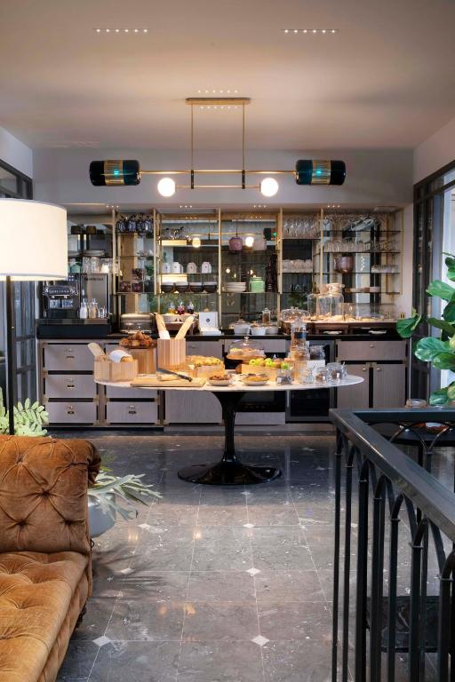 Breakfast and dining area in Maison ELLE Paris Etoile