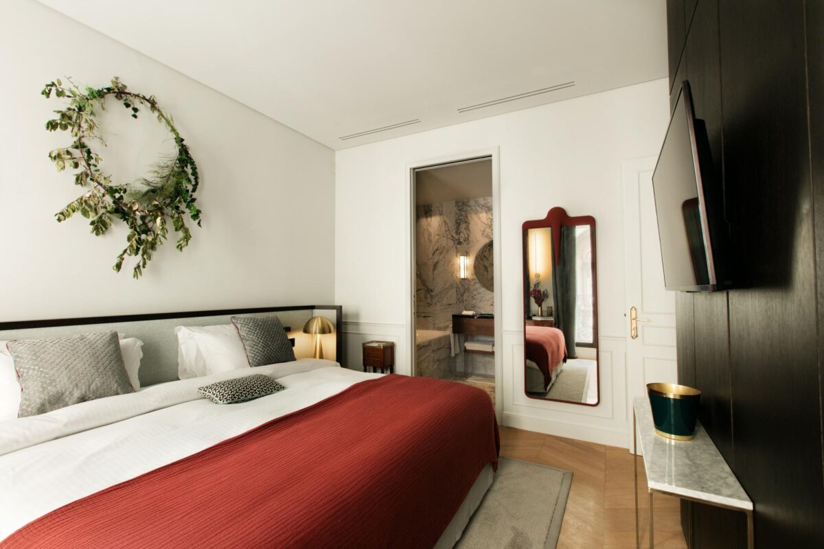 Huge bed and room interior in Maison Montespan