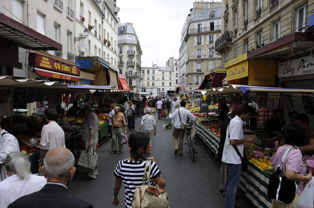 People shopping in Marché d’Aligre, Paris