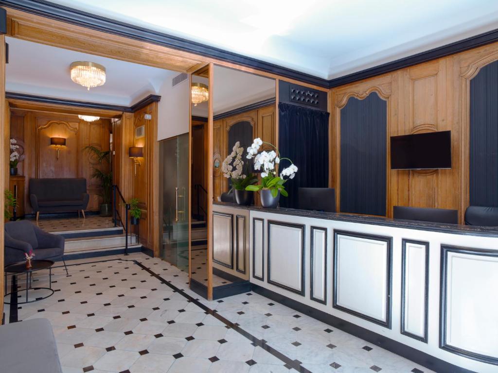 Melia Paris Champs Elysées' lobby offers a grand and luxurious experience, characterized by opulent furnishings, tasteful decor, and a welcoming atmosphere