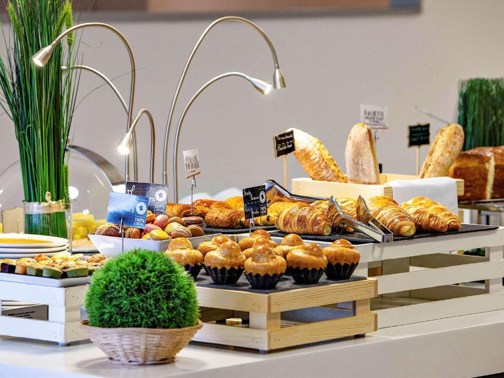 Mercure Paris Vaugirard Porte De Versailles provides a range of amenities, including a fitness center for wellness, on-site dining options, high-speed Wi-Fi, and attentive service