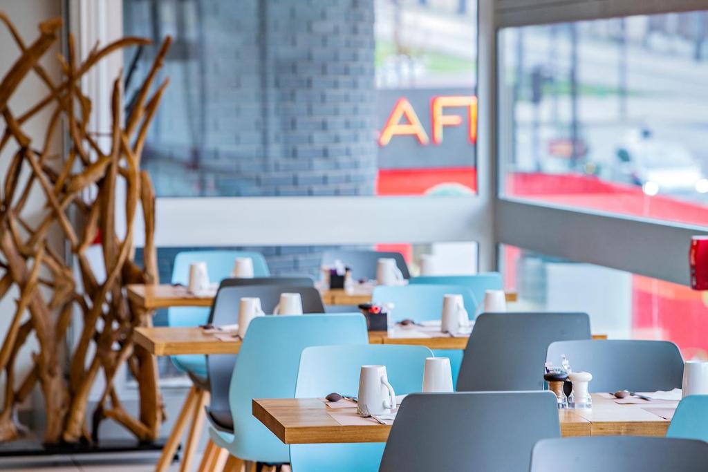 First impressions of Mercure Paris Vaugirard Porte De Versailles reveal a welcoming facade with a modern aesthetic, promising a contemporary and comfortable stay.