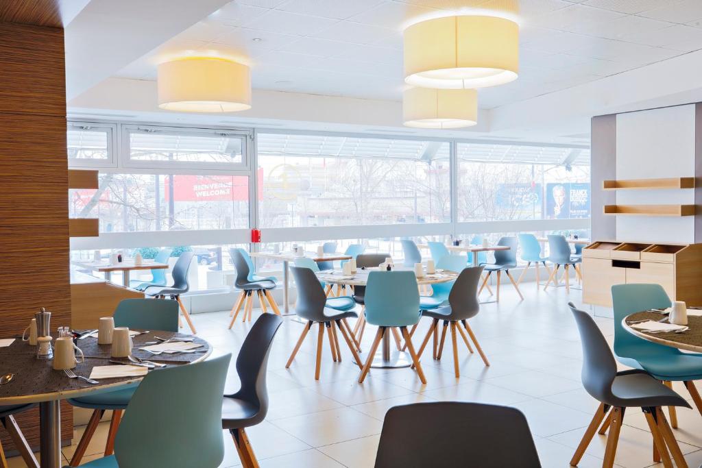 The lobby at Mercure Paris Vaugirard Porte De Versailles is a stylish and welcoming space, featuring contemporary design elements, comfortable seating, and a warm ambiance