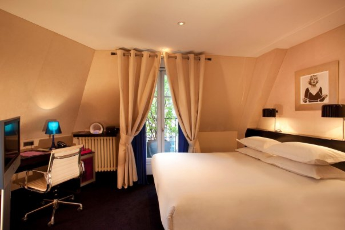 Bedroom in MonHôtel Lounge & Spa