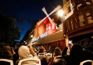 Tour in Moulin Rouge via Tootbus night tour