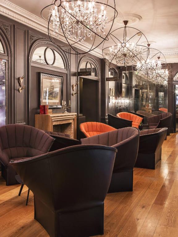 Image of the lobby area at New Hotel Roblin, showcasing modern furnishings and a welcoming atmosphere.