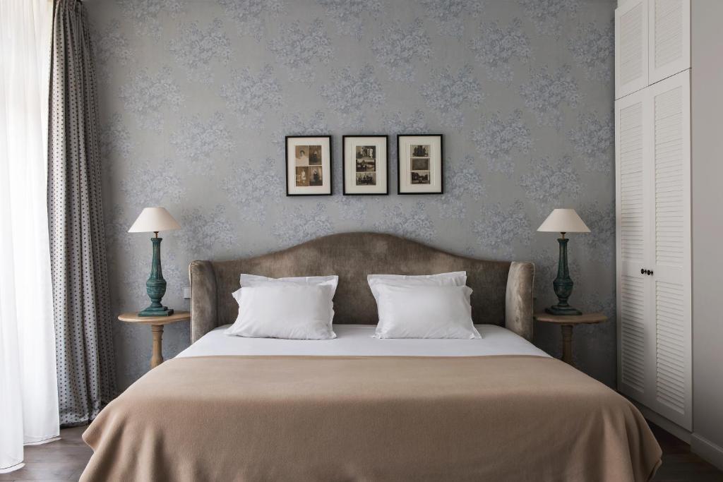 Image showcasing a room at New Hotel Roblin, featuring elegant furnishings and modern amenities.