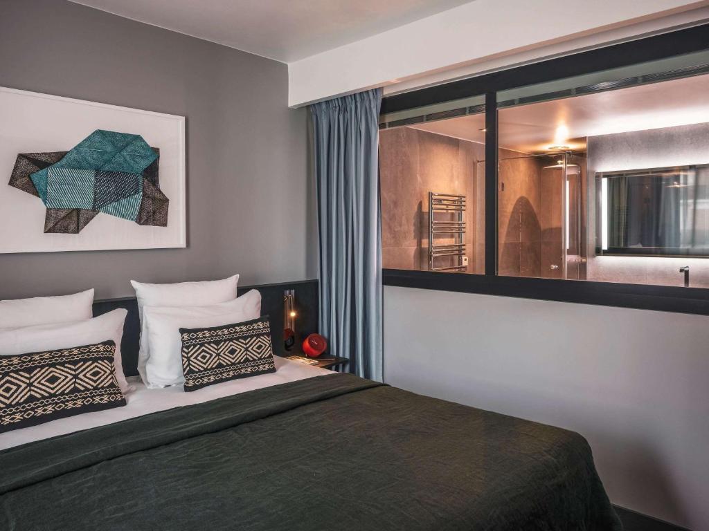 Experience comfort and convenience in the rooms at Novotel Paris Porte Versailles, where contemporary design meets functionality.