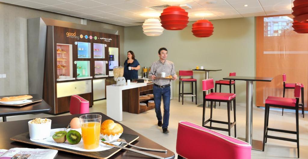 Novotel Suites Paris Issy les Moulineaux offers a range of amenities, including a fitness center, business facilities, and a stylish lounge.