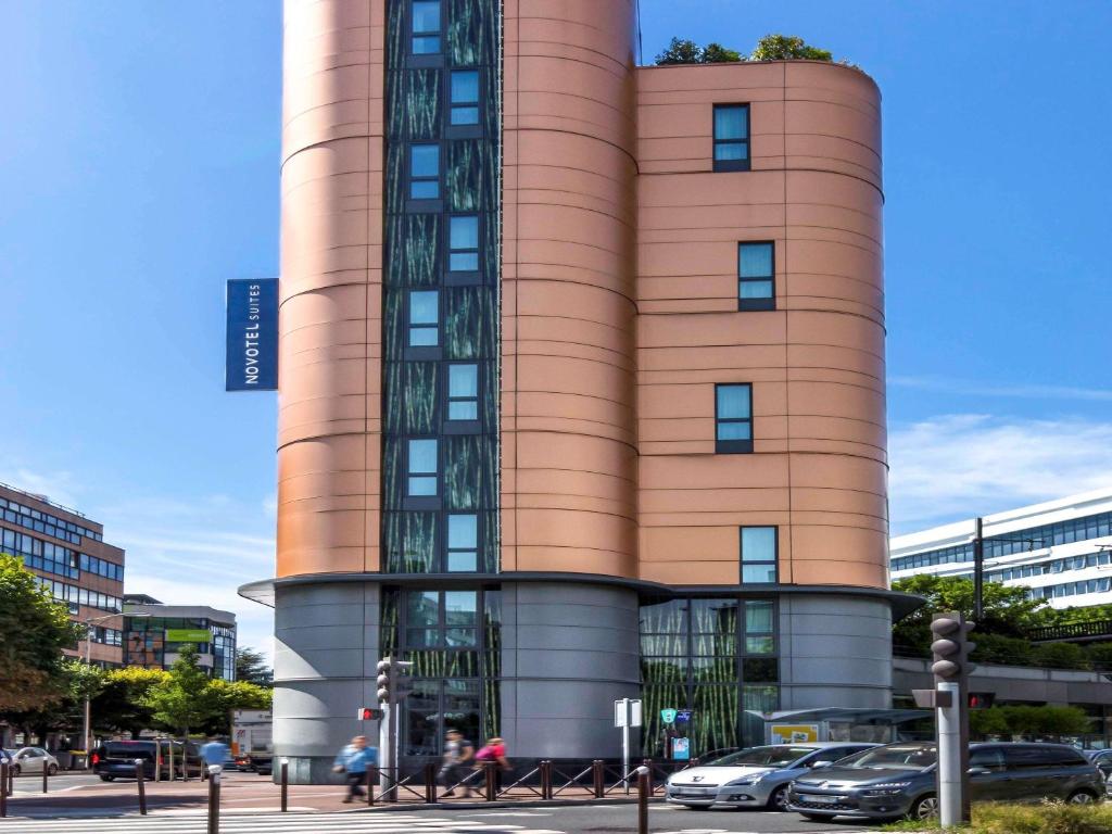 Novotel Suites Paris Issy les Moulineaux welcomes guests with a contemporary facade and a welcoming entrance, setting the stage for a modern and comfortable stay.
