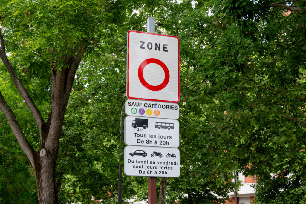 Road sign marking the entrance to Paris, indicating a Low Emission Zone for low-polluting vehicles only.