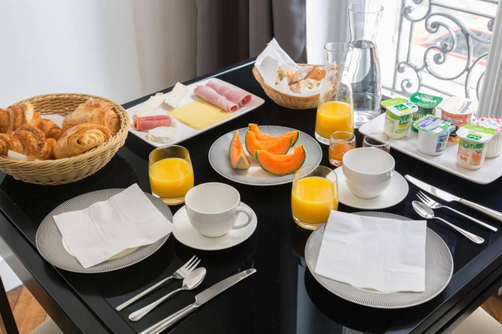 Breakfast in Paris Square