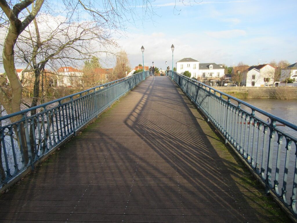Information on the location and accessibility of the Passerelle de Bry sur Marne.