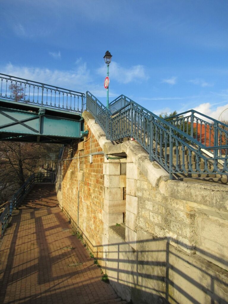 A historical overview highlighting the significance of the Passerelle de Bry sur Marne.