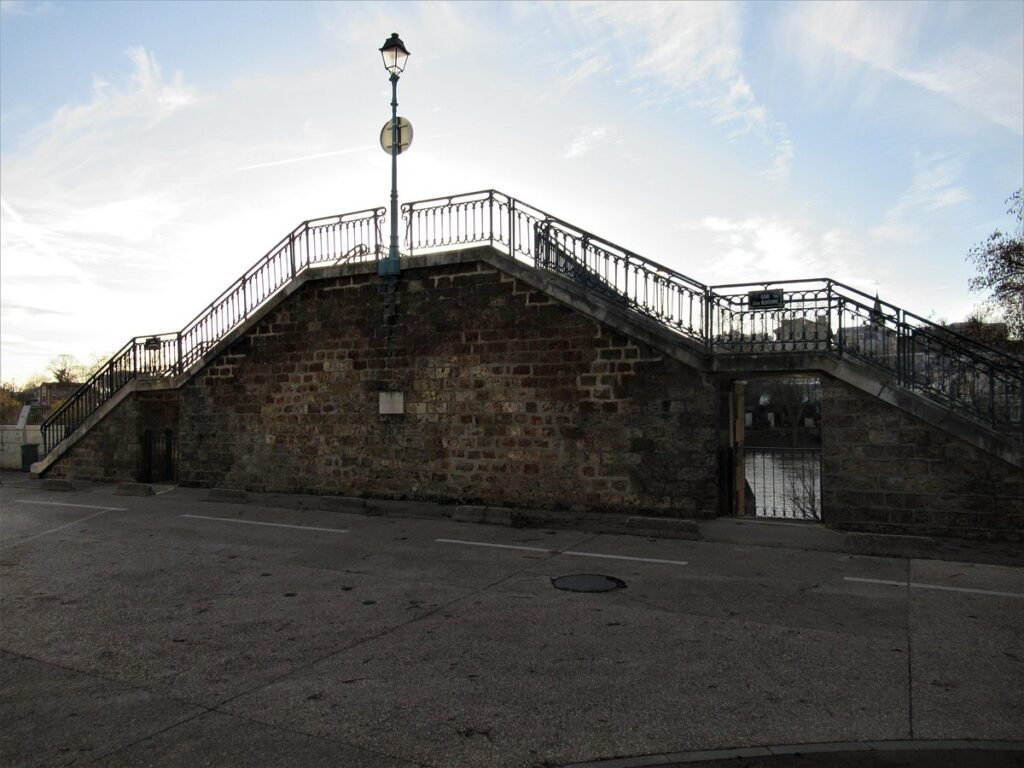Insights into the visitor experience at the Passerelle de Bry sur Marne.