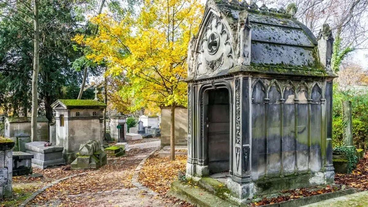 Père Lachaise Cemetery audio tour on mobile app