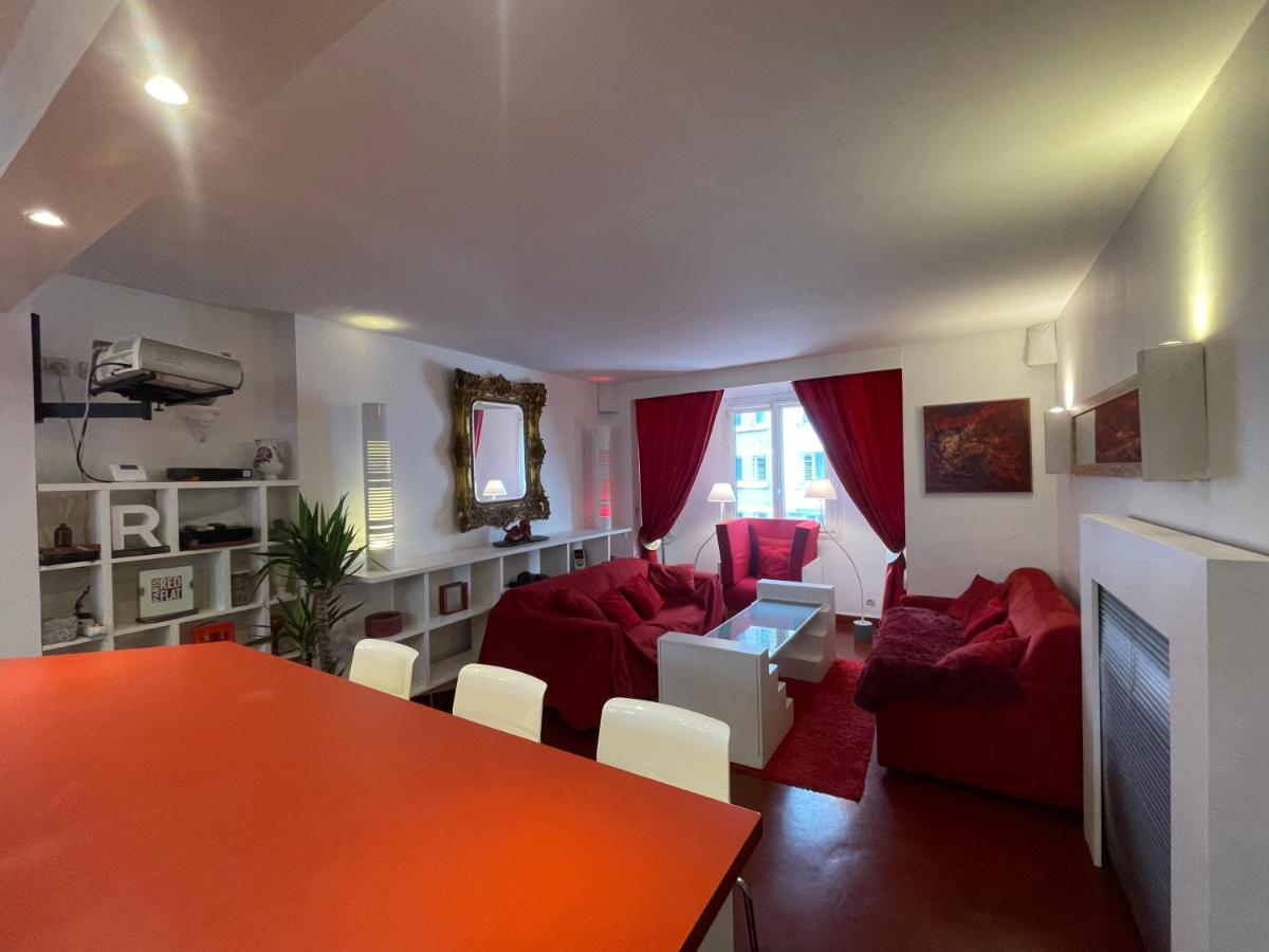 Interior and display in Red Flat Paris
