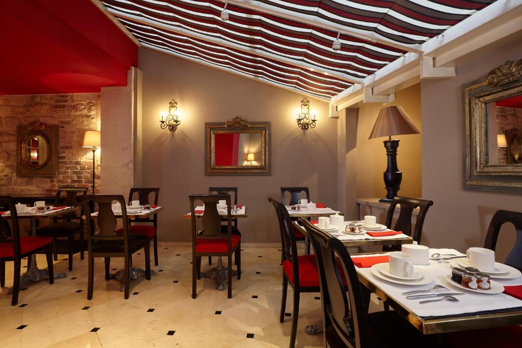 Relais Saint Jacques offers a range of amenities, from free Wi-Fi to an elegant lounge and personalized concierge service.