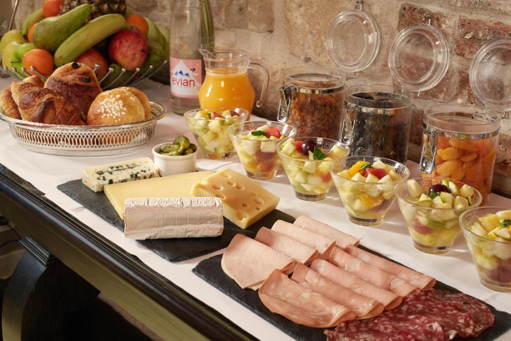 Guest reviews praise Relais Saint Jacques for its timeless charm, attentive service, and central location.