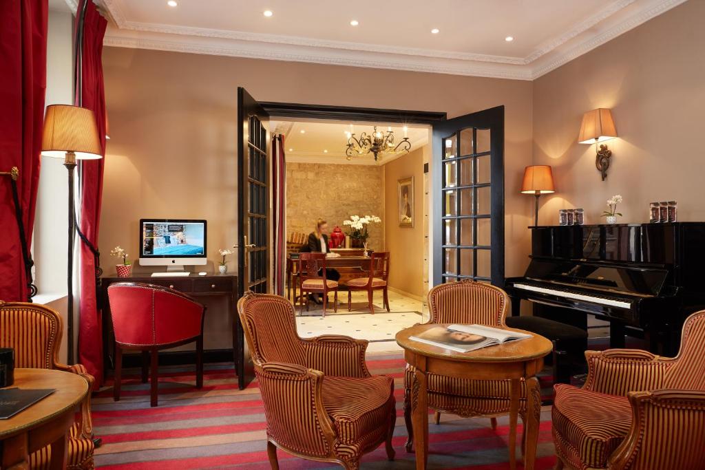 Relais Saint Jacques enchants with a sophisticated lobby, adorned in classic Parisian decor and warm lighting.