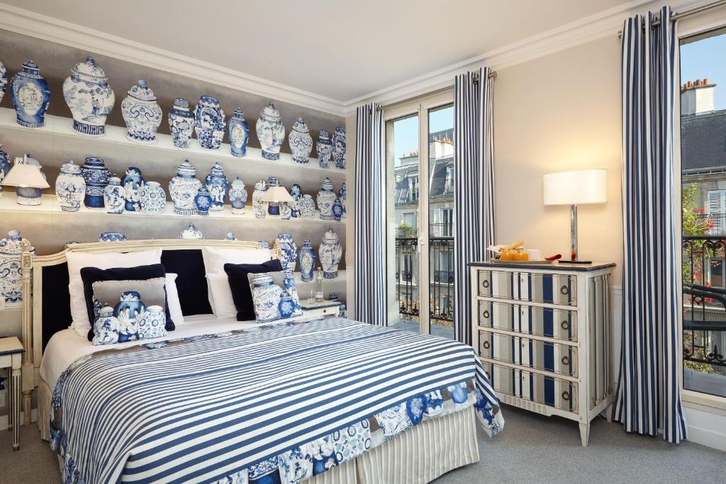 Relais Saint Jacques' rooms boast a harmonious fusion of classic Parisian elegance and modern amenities.